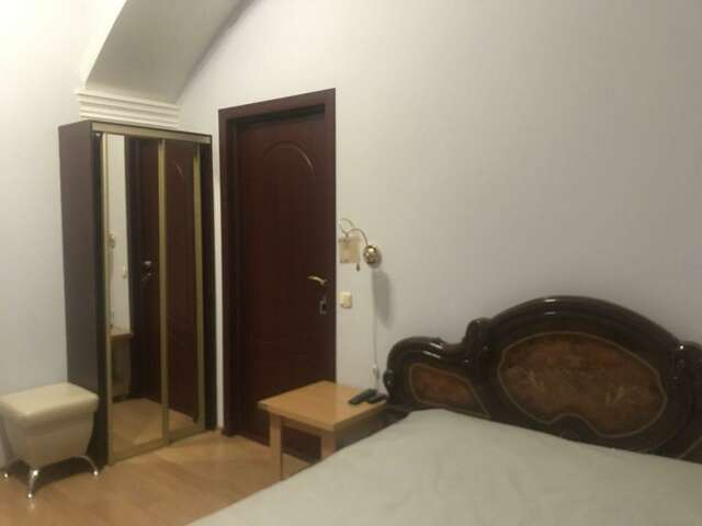 Гостиница У двух львов Киров-72